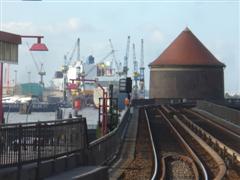 Die Hochbahn in an der Hamburger Hafenpromenade
